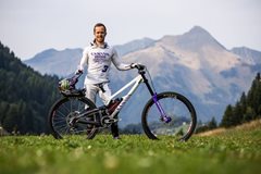Troy Brosnan slaví 100. start ve Světovém poháru s custom Canyon Senderem