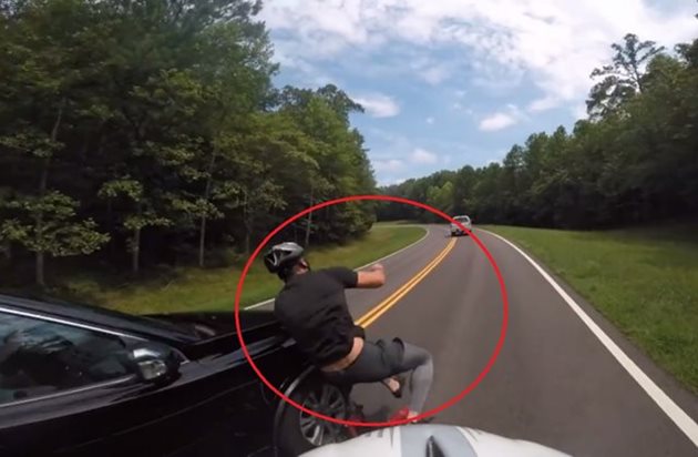 Auto úmyslně srazilo cyklistu