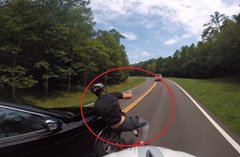 Auto úmyslně srazilo cyklistu