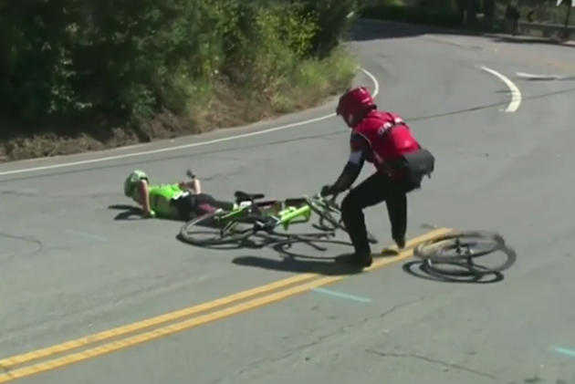 Nepříjemný pád na Kolem Kalifornie vyřadil lotyšského cyklistu ze hry