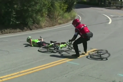Nepříjemný pád na Kolem Kalifornie vyřadil lotyšského cyklistu ze hry