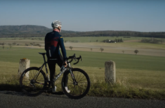 Festka v působivém videu nabádá cyklisty, aby nadále jezdili sami a dodržovali bezpečnostní opatření