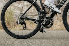 Nová sada SRAM Red AXS má novou ergonomii, vylepšené řazení a nižší hmotnost