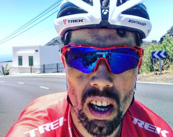 Contadorův pomocník na Tour chycen za EPO