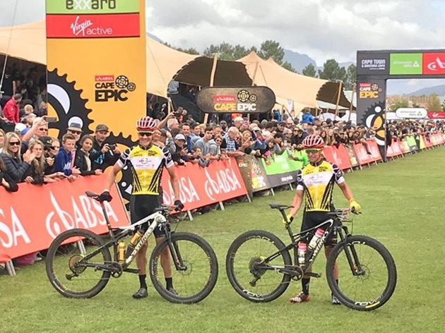 Kulhavý potřetí vítězem Cape Epic! Hynek na druhém místě
