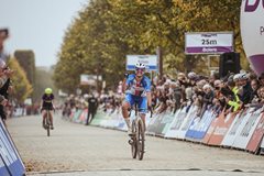 Julia Kopecký šestá na MS v gravelu. Pomohla týmové kolegyni k titulu