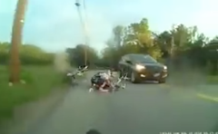 Cyklisté spadnou z důvodu špatné vozovky. Auto se jim vyhne o vlásek