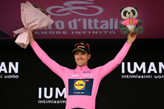 Giro 2025: Pedersen vítězí ve 3. etapě, Vacek dál v bílém dresu