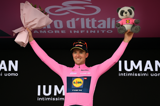 Giro 2025: Pedersen vítězí ve 3. etapě, Vacek dál v bílém dresu