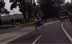 Natáčející dron spadl přímo do pelotonu. Cyklista šel k zemi