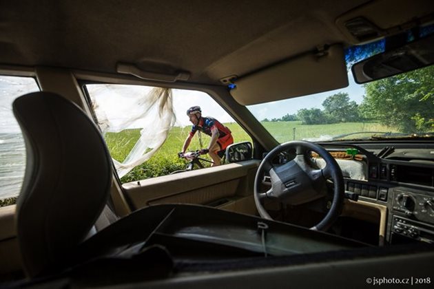 Němci daňově zvýhodní hybridní auta, na cyklisty zapomněli 