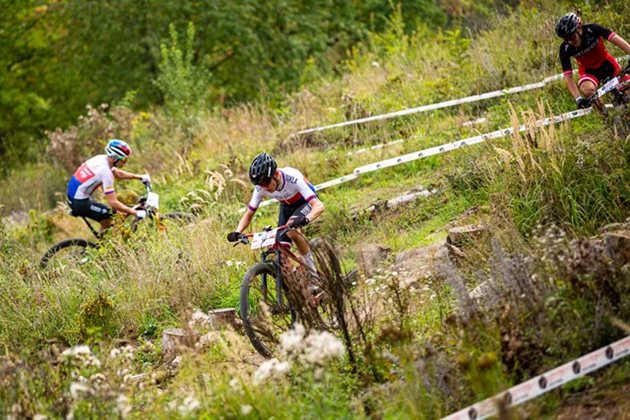 Cink a Holubová vítězí ve finálovém ŠKODA Pražském MTB poháru v Motole!