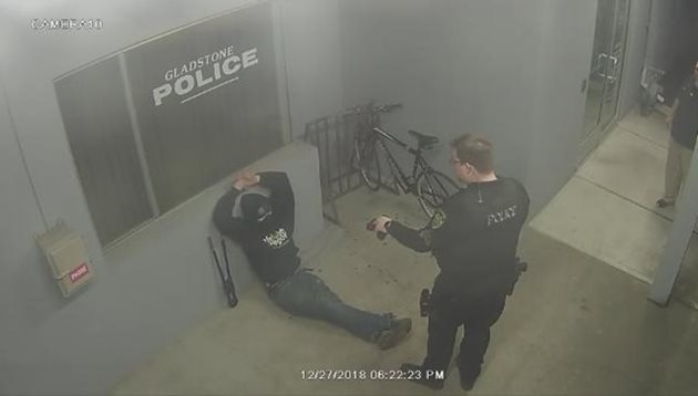 Zloděj se pokusil ukrást kolo od policejní stanice