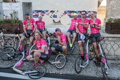 Koloběžkáři prošli prvních devět etap Gira s odřenýma ušima