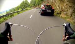 Cyklista natočil extrémní video, kde předjíždí ze sjezdu auta