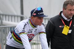 Paris-Roubaix 2024: Van der Poelův triumf navzdory diváckému incidentu