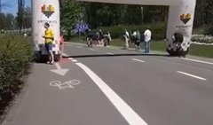 Závodník přehlédl nafukovací bránu 