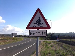 Zachovejte pravidlo bezpečného předjetí cyklisty, vyzývají odborníci a významné osobnosti
