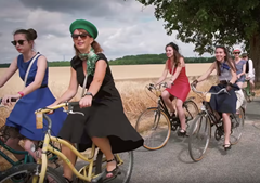 Cyklistika jak jí neznáte - retro akce ve Francii láká tisíce fanoušků z celého světa 