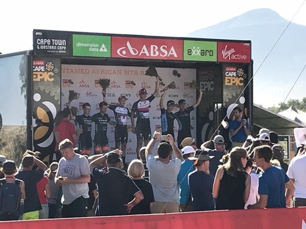 Kulhavý a Hynek dál ovládají nejtěžší etapový závod světa Cape Epic