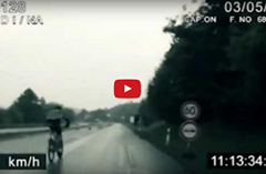 Policie marně honí cyklistu na dálnici
