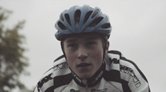 Pomozte mladému a nadějnému cyklistovi k dosažení jeho snu