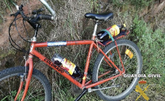 Opilý španělský "cyklista" jel na kole ověnčeném petkami s vínem 