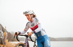 Zemanová a Ježek vládli ve Veselí. Písečný cyklokros změnil závod v boj o přežití