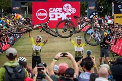 Schurter a Colombo ovládli Cape Epic, špatně si nevedli ani Češi