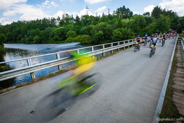 Puntíky na silnici mají přimět motoristy zpomalit