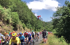 Freerider přeskočil přes peloton Tour de France