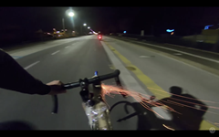 Cyklista si na kolo upevnil odstřelovač na ohňostroj a pronásleduje motocykl