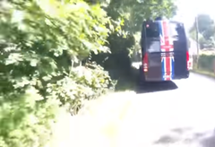 Video: Autobus stáje Sky riskantní jízdou málem srazil cyklistu!