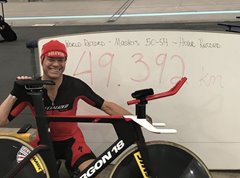 Američan v 54 letech ujel na dráze téměř 50 kilometrů za hodinu