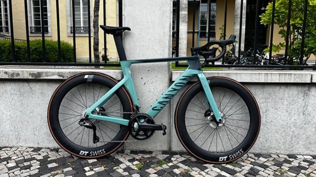 Canyon Aeroad CF SLX 8 Di2: aerodynamický závodní stroj