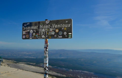 Vingegaard v 16. etapě znovu útočil. Po dojezdu na Mont Ventoux ho srazil fotograf