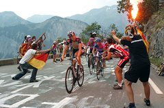 Rána pěstí, pepřový sprej i řetězy: 100 let protestů v cyklistice