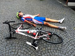Důchodce zaparkoval přímo na cyklistovi