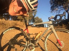 Kulhavý po defektu čtvrtý v závodě gravel biků na Roc d'Azur