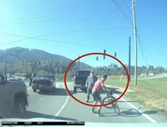 Řidič se vytočil a udeřil cyklistu do obličeje. Vše zaznamenala kamera