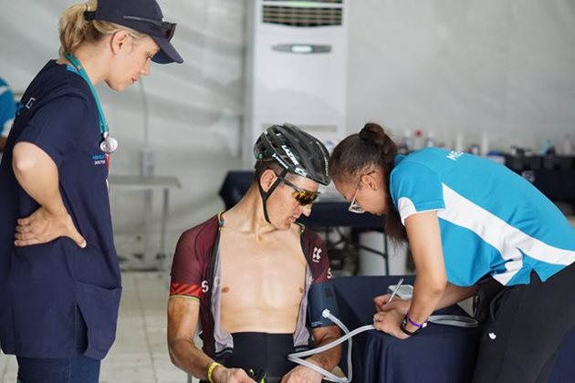 Zlomená naděje na Cape Epic: Kulhavý končí se zlomeninou, Schurter s Finim triumfují 