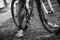Šílenec za volantem srazil v průběhu charitativní vyjížďky 4 cyklisty a ujel 