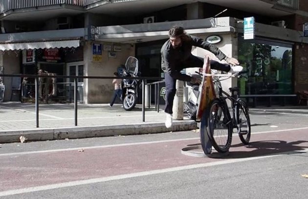 Tady jezdí cyklisté, aneb Brumotti upozorňuje na cyklo pruhy