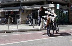 Tady jezdí cyklisté, aneb Brumotti upozorňuje na cyklo pruhy