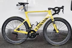 Bikecheck žlutých Canyonů z Tour: Van der Poel jede dál, Philipsen po pádu končí