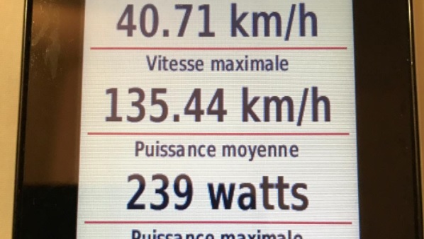 Francouzský cyklista jel při závodě děsivou rychlostí 135 km/h