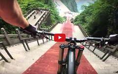 Biker sjel neuvěřitelných 999 schodů 