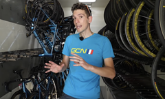 Jak vypadá na Tour kamion s materiálem týmu AG2R La Mondiale?