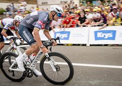 Vuelta odstartovala v Itálii, Philipsen bere vítězství i červený dres