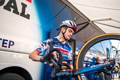 Pět hodin bolesti za 275 tisíc. Stojí to cyklistům za to?